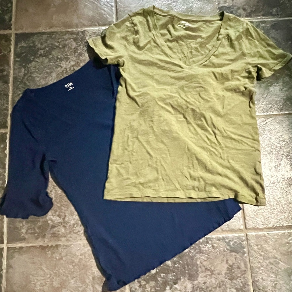 Women’s size -XS shirt bundle. Perfect condition.